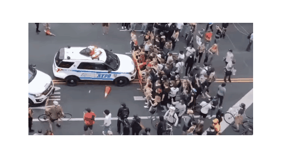 차로 시위대 밀어버린 NYPD···시장은 되레 경찰 편 들었다