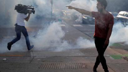 취재기자도 밀어버렸다···전쟁터 된 이해불가 美 시위 현장 