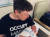 일론 머스크가 지난 5일 태어난 아들을 안고 있다. '화성을 정복하라'고 적힌 티셔츠는 그의 트레이드마크. [트위터]