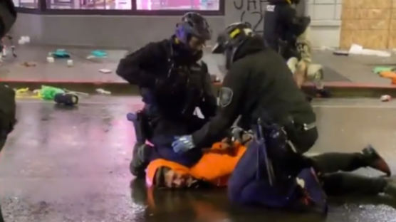 "숨을 쉴수 없다" 2탄···美경찰, 이번엔 시위대 목 짓눌렀다
