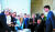 2018년 6월 캐나다 샤를부아에서 열린 주요 7개국(G7) 정상회의에서 참석자들이 통상문제가 포함된 공동성명 문안을 논의하고 있다. 왼쪽부터 장클로드 융커 유럽위원회 위원장, 데레사 메이 영국 총리, 에마뉘엘 마크롱 프랑스 대통령, 앙겔라 메르켈 독일 총리, 아베 신조 일본 총리, 존 볼튼 미국 국가안보 보좌관, 도널드 트럼프 미 대통령, 주세페 콘테 이탈리아 총리, 쥐스탱 트뤼도 캐나다 총리. [로이터=연합뉴스]