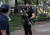 미국 비밀경호국 요원이 1일(현지시간) 도널드 트럼프 대통령이 세인트존스 교회를 방문한 동안 저격총을 들고 경호를 하고 있다. [로이터=연합뉴스] 