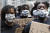 "숨을 쉴 수가 없다"고 적힌 마스크를 쓰고 시위에 참여한 시민들의 모습. [AP=연합뉴스]