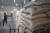 중국이 국영기업에 미국산 대두와 돼지고기 수입 중단을 요청한 것으로 전해졌다. 지난해 8월 9일 중국 베이징의 한 곡물 도매시장에 포장된 대두가 쌓여 있다. [EPA=연합뉴스]