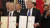 미국 도널드 트럼프 대통령(오른쪽)과 중국 류허 부총리가 올 1월 무역협상 1단계 합의안에 서명하고 들어보이고 있다. 