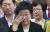 한명숙 전 총리가 2015년 8월 24일 경기 의왕시 서울구치소 앞에서 지지자들을 만나 인사를 한 뒤 눈물을 흘리고 있다. [연합뉴스]