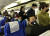 지난 1월 21일 중국 상하이를 출발해 우한으로 향하는 항공기에 탄 승객들이 신종 코로나바이러스 감염을 막고자 마스크를 쓰고 있다. 연합뉴스