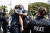 한 흑인 운동가와 LA경찰이 2일(현지시간) 로스앤젤레스 시위 현장에서 포옹하고 있다. [AP=연합뉴스] 