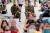 미국 미네소타 주 방위군이 2일(현지시간) 주 의회 앞에서 열린 시위에 무릎을 끓고 동참하고 있다. [로이터=연합뉴스]