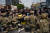 2일(현지시간) 미국 로스앤젤레스 시위 현장에서 주 방위군과 시위대가 함께 무릎을 끓고 연대감을 표시하고 있다. [AFP=연합뉴스] 