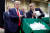 도널드 트럼프 미국 대통령이 지난달 5일 애리조나주의 허니웰 공장에 방문한 모습.[로이터=연합뉴스]