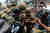 2일(현지시간) 미국 로스앤젤레스에서 벌어진 시위 현장에서 주 방위군과 시위 참석자들이 함께 무릎을 꿇고 손을 맞잡고 있다. [AFP=연합뉴스]