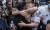 테렌스 모나한 뉴욕시 경찰 서장이 1일(현지시간) 뉴욕 시위 현장에서 한 흑인 여성과 포옹하고 있다. [AP=연합뉴스] 
