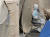 4일 오후 서울 강남구 보건소에 마련된 선별진료소에서 방진복을 입은 의료진이 잠시 휴식을 취하고 있다. 위 사진은 기사 내용과 무관. 뉴스1