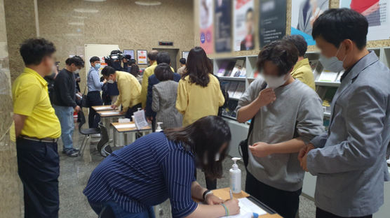 [현장에서] 학생들 연신 "괜찮다"···NG 없는 연극된 교육부 학원 점검 