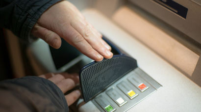 환전도 드라이브 스루로 되고···편의점 ATM서 달러도 뽑는다