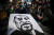 3일(현지시간) 미국 캘리포니아주 오클랜드에서 벌어진 인종차별 반대 시위에 숨진 조지 플로이드의 초상화가 등장했다. [AFP=연합뉴스] 