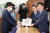 김영진(오른쪽) 더불어민주당 원내수석부대표가 2일 오후 서울 여의도 국회 의사과에 제379회 국회(임시회)소집요구서를 제출하고 있다. 가운데는 박성준 민주당 원내대변인. [뉴스1]