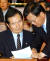 2005년 6월 1일 당시 열린우리당 정세균 원내대표(왼쪽)와 김부겸 원내수석부대표가 국회에서 열린 의원총회에서 앞서 대화를 나누는 모습 [중앙포토]