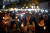 중국의 천안문 사태 30주년을 맞았던 지난해 6월 4일 밤 홍콩 빅토리아 공원에서 열린 추모 촛불집회에서 참가자들이 노래를 부르며 당시 희생자들의 넋을 기리고 있다. [로이터=연합뉴스]
