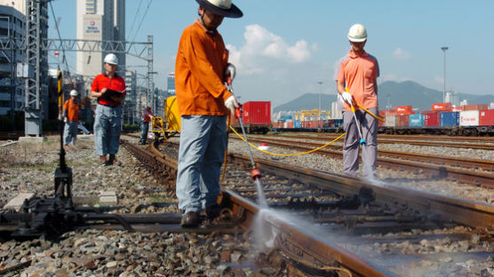 선로에 페인트 칠, 레일온도 측정장치 달고…한국철도 폭염 대책