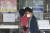 서울역에서 처음 보는 여성을 폭행하고 달아났다가 검거된 이모씨가 4일 오후 서울 서초구 서울중앙지법에서 열린 영장실질심사에 출석한 뒤 법원을 나서고 있다. 연합뉴스. 