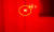 휴대폰에 빨간색 셀로판지로 제작된 '몰래카메라 탐지 카드'를 부착해 몰래카메라를 찾는 모습. 반짝 빛을 내고 있는 게 몰래카메라다. [사진 몰가드]