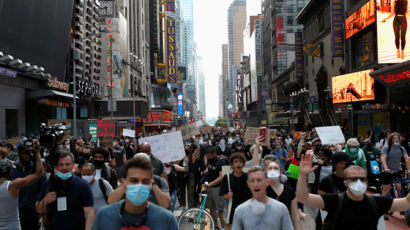 NYT "군대 투입해 폭동 진압하자" 칼럼 논란...기자들 공개항의