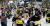 6일 오후 서울 명동에서 열린 '조지 플로이드' 사건 추모 행진 집회에서 참가자들이 행진을 마친 뒤 플로이드를 추모하며 무릎을 꿇고 있다. /연합뉴스