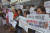 한국여성단체연합 회원들이 신촌 그레이스 백화점 앞에서 `회사 측의 사과 발표 및 관계자의 사법처리`를 주장하며 시위를 벌이고 있다. 중앙포토