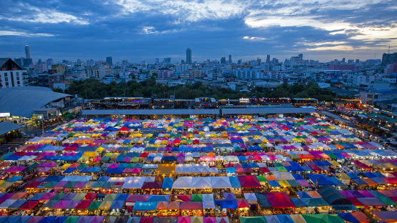 [한 컷 세계여행] 두 달 만에 불 밝힌 방콕 야시장