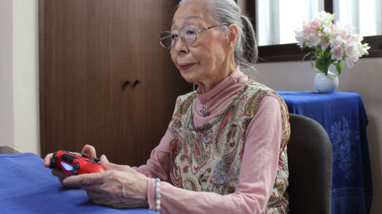 "플스4 언박싱" 영상 올리는 90세 할머니 게임 유튜버