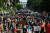 6일(현지시간) 미국 워싱턴 백악관 인근 라파예트 공원에서 조지 플로이드 살인 사건에 항의하는 수만명의 시위대가 행진하고 있다. [AFP=연합뉴스] 