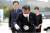 5·18 민주화운동 40주기인 지난달 18일 김부겸 전 더불어민주당 의원이 광주 북구 운정동 국립 5·18민주묘지를 참배, 분향하고 있다. [뉴스1]