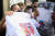 브라질에서 인종차별에 반대하는 시위대가 흑인소년 시우바의 얼굴이 그려진 티셔츠를 들고 있다. [로이터=연합뉴스］ 