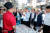 리커창 중국 총리가 지난 1일 산둥성 옌타이의 한 시장을 방문해 상인과 이야기를 나누고 있다. 리 총리는 코로나로 위기에 처한 서민의 삶을 위해 노점 경제 허용을 강조하고 있다. [중국 바이두 캡처]