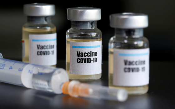일본 확진자 절반 이상 '감염 경로 불명'…"믿는 건 백신, 개발 서둔다" 