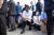 쥐스탱 트뤼도 캐나다 총리가 지난 5일 오타와 국회의사당 앞에서 한쪽 무릎을 꿇고 인종차별 반대 시위에 동참하고 있다. [로이터=연합뉴스]