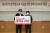 (사진) 희망브리지 김정희 사무총장(사진 오른쪽)과 명준진사갈비 강현중 대표이사가 재난위기가정 학생 교육지원을 위한 업무협약에 서명한 후 기념촬영을 하고 있다.