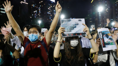매력 잃은 황금거위 홍콩, 어부지리 싱가포르…갈 곳 잃은 자금 몰린다 