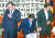 박병석 국회의장(가운데)과 더불어민주당 김태년(왼쪽)·미래통합당 주호영 원내대표가 원 구성 법정시한을 하루 앞둔 7일 오후 국회의장실에서 만나 악수한 뒤 자리에 앉고 있다. 오종택 기자