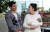 저신다 아던(오른쪽) 뉴질랜드 총리가 2018년 6월 뉴질랜드 오클랜드의 한 병원 밖에서 자신의 딸을 안고 자신의 약혼자 클라크 게이포드와 대화하고 있다. [AFP=연합뉴스］