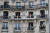 지난 4월 코로나19로 봉쇄된 프랑스 파리의 한 아파트 발코니에서 주민들이 음악에 맞춰 춤추고 있다. [AFP=연합뉴스]