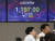 원 달러 환율이 큰 폭으로 하락 출발한 9일 오전 서울 중구 하나은행 딜링룸 전광판에 환율이 표시되고 있다. 연합뉴스