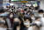 신종 코로나바이러스 감염증 소규모 집단감염이 계속되는 9일 오전 서울 신도림역에서 시민들이 마스크를 착용한 채 걷고 있다. 연합뉴스