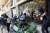 8일(현지시간) 멕시코시티에서 시위대가 스타벅스 매장 유리창을 막대기와 돌을 사용해 부수고 있다. 로이터=연합뉴스