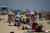 5월 23일 미국 캘리포니아주 헌팅턴 해변을 찾은 사람들. 사람들 대부분이 마스크를 쓰지 않았다. [로이터=연합뉴스]