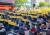 10일 자일대우상용차 노동자들이 울산시청 앞에서 사측의 '울산공장 폐쇄' 방침을 철회하라며 집회를 열고 있다. 연합뉴스