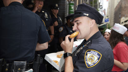 美경찰 버리자 대박 났다···1시간 줄서는 도넛가게의 사연