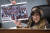 로사 델라우로 미 민주당 의원이 4일 코로나19 대응 관련 공청회에서 연휴 기간 오자크 호수에 몰린 인파 사진을 들고 질의하고 있다. [AP=연합뉴스]